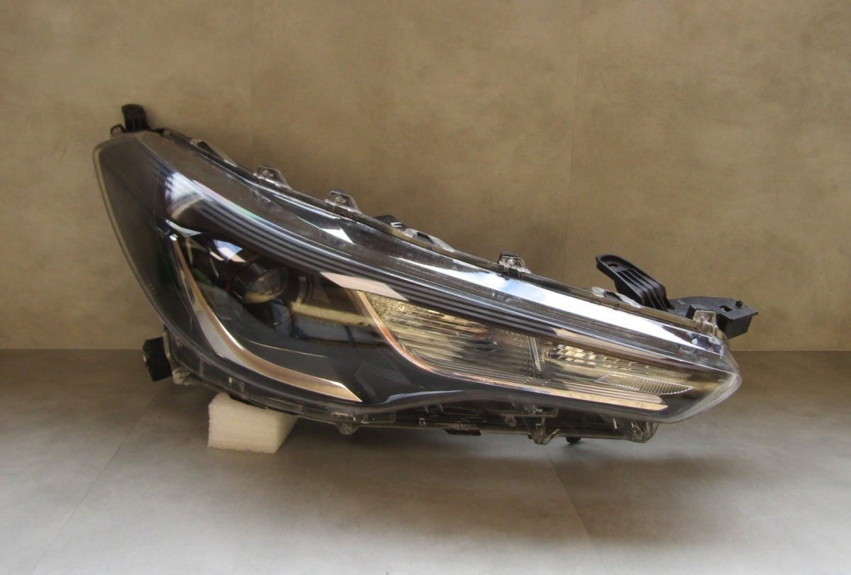 Prednji far TOYOTA COROLLA CROSS LED 20- RH