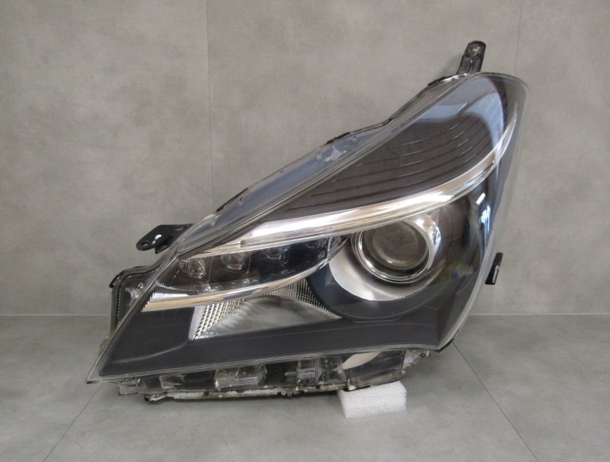 Prednji far Toyota Yaris 3 III Lift halogen sa sočivom Z LED 14-17 LH lijevi