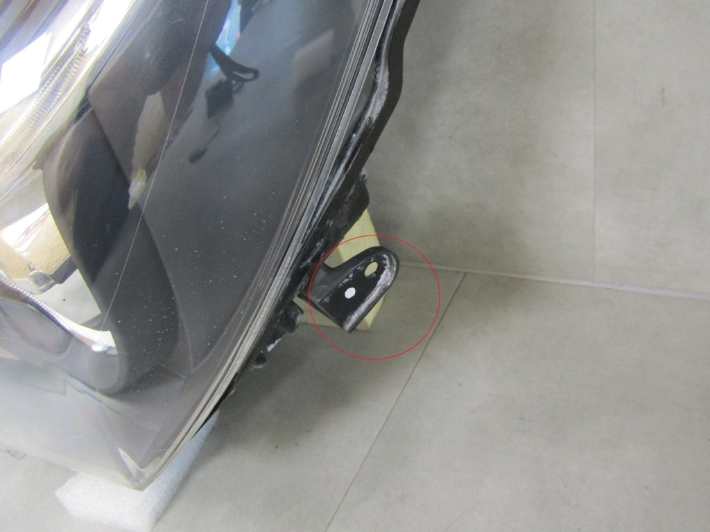 Prednji far Toyota Yaris 3 III Lift halogen sa sočivom Z LED 14-17 LH lijevi