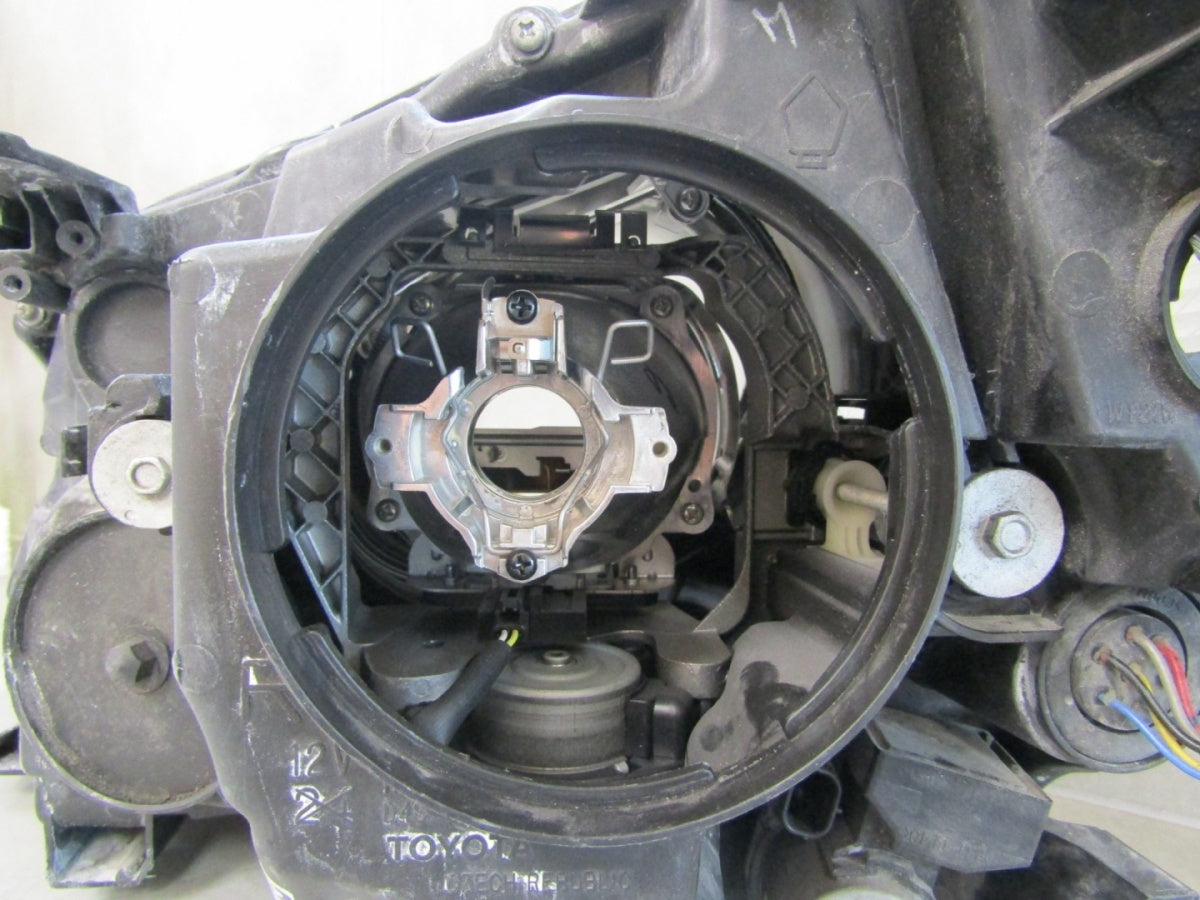 Prednji far TOYOTA AVENSIS T27 LIFT 11-15 xenon zakretni RH desni 10000-17687