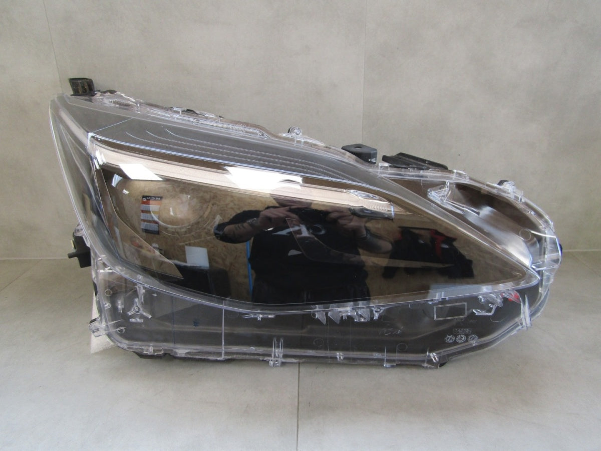 Prednji far Toyota Yaris Cross halogen sa sočivom 20- RH desni 0D-310