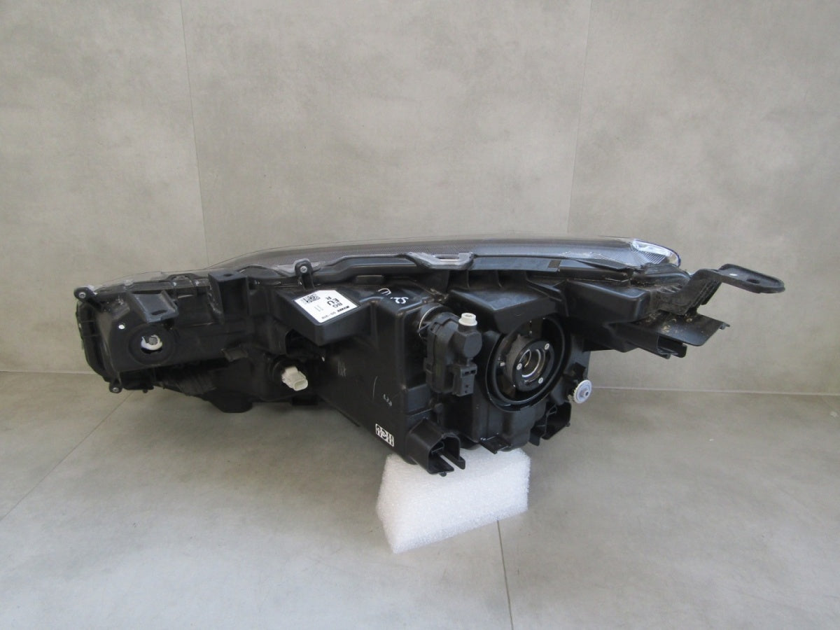 Prednji far Toyota Yaris Cross halogen sa sočivom 20- RH desni 0D-310