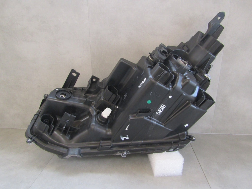 Prednji far Toyota Yaris Cross halogen sa sočivom 20- RH desni 0D-310