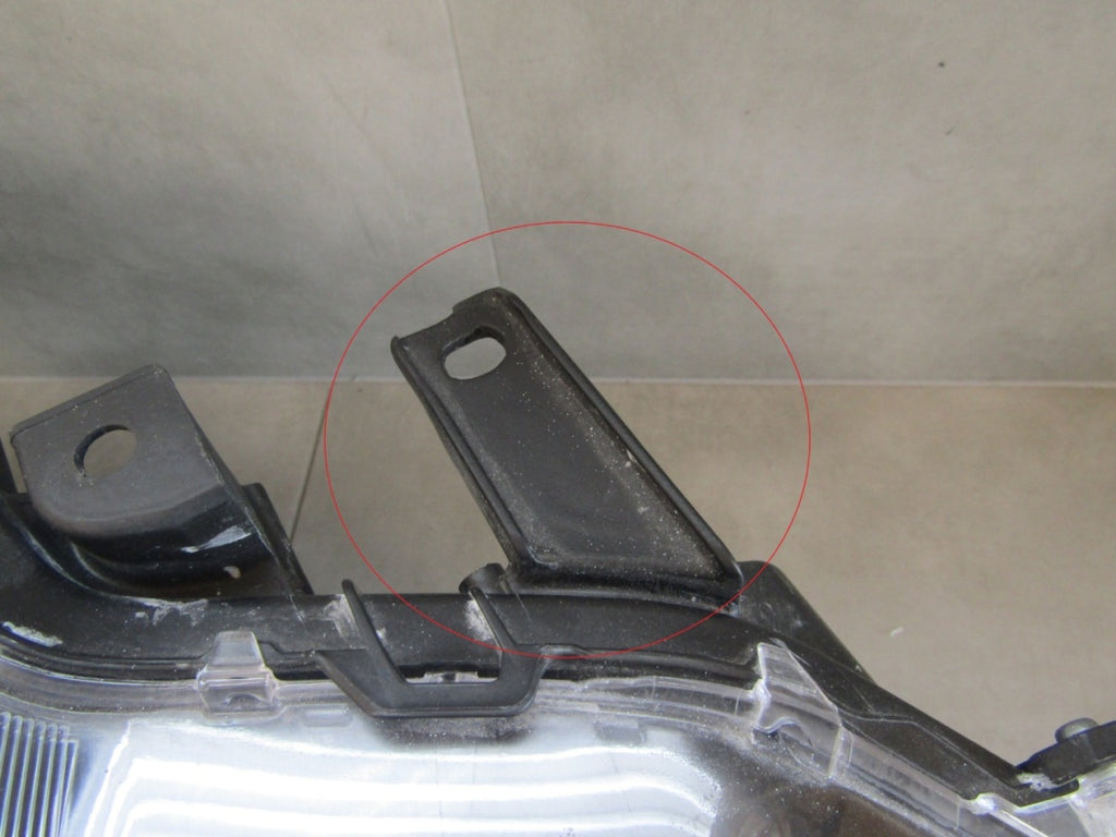Prednji far Toyota Yaris Cross halogen sa sočivom 20- RH desni 0D-310