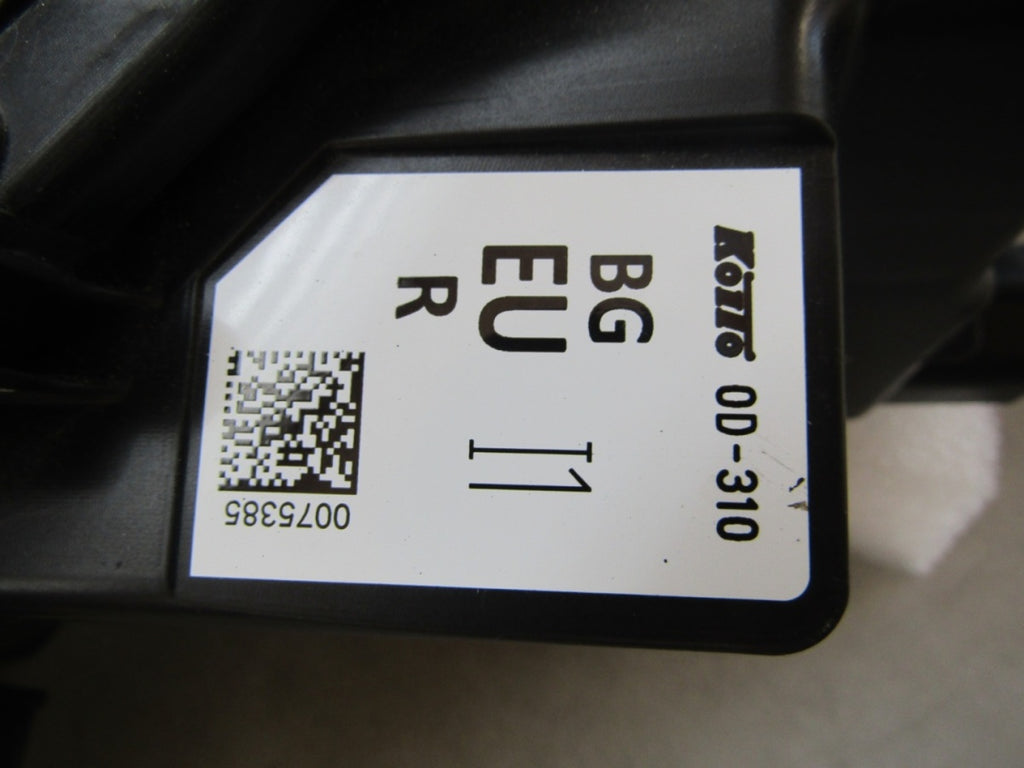 Prednji far Toyota Yaris Cross halogen sa sočivom 20- RH desni 0D-310