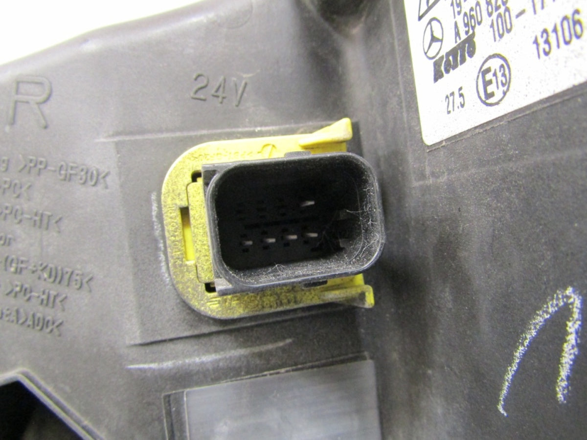 Prednji far Mercedes Actros MP4 xenon 11- RH A9608200739
