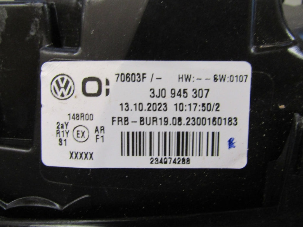 Stop svjetlo BLENDA NA ŚRODKOWA W KLAPĘ Volkswagen PASSAT B9 24- 3J0945303