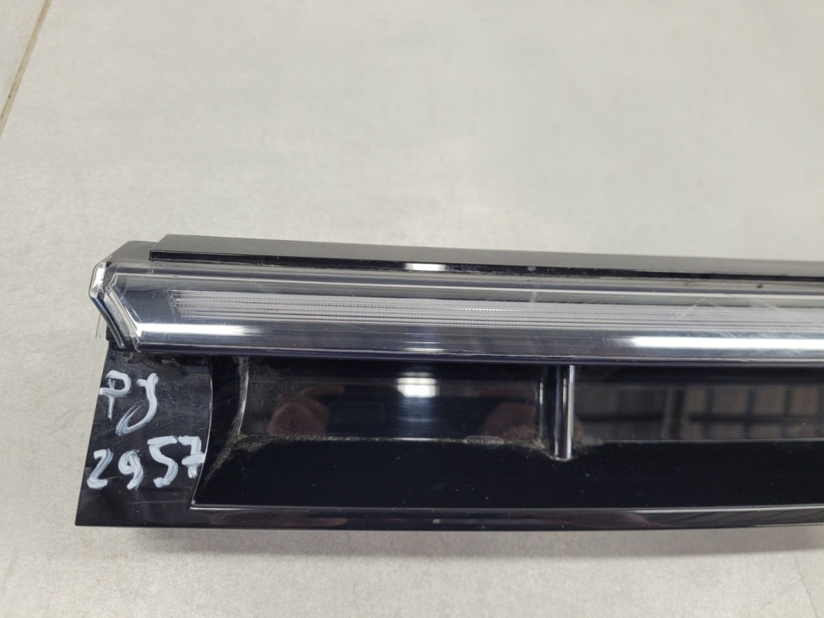Maska (grill) Kratka Led DRL atrapy a lijeva prednja Volkswagen VW Passat B9 3J0 24-