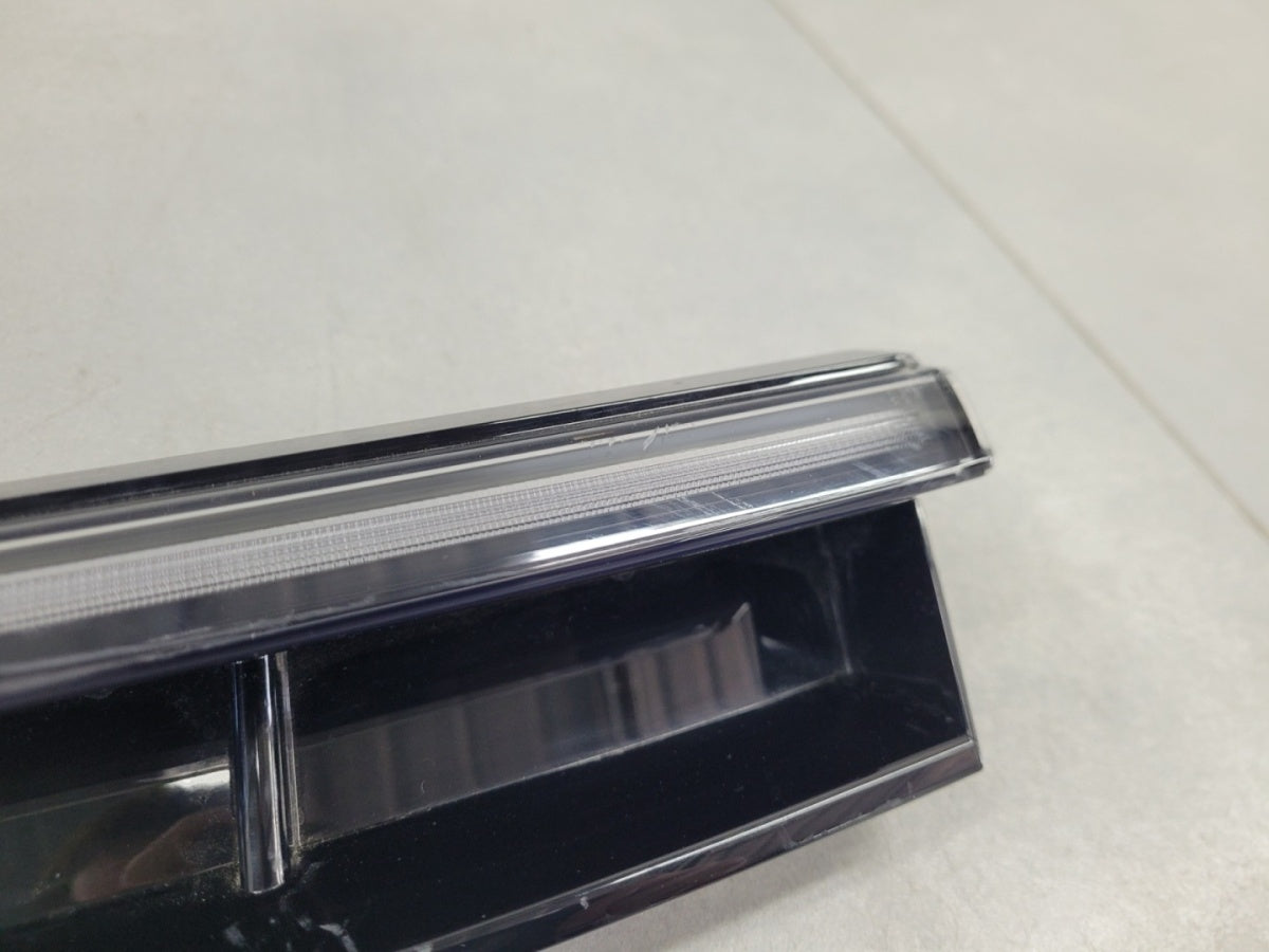 Maska (grill) Kratka Led DRL atrapy a lijeva prednja Volkswagen VW Passat B9 3J0 24-
