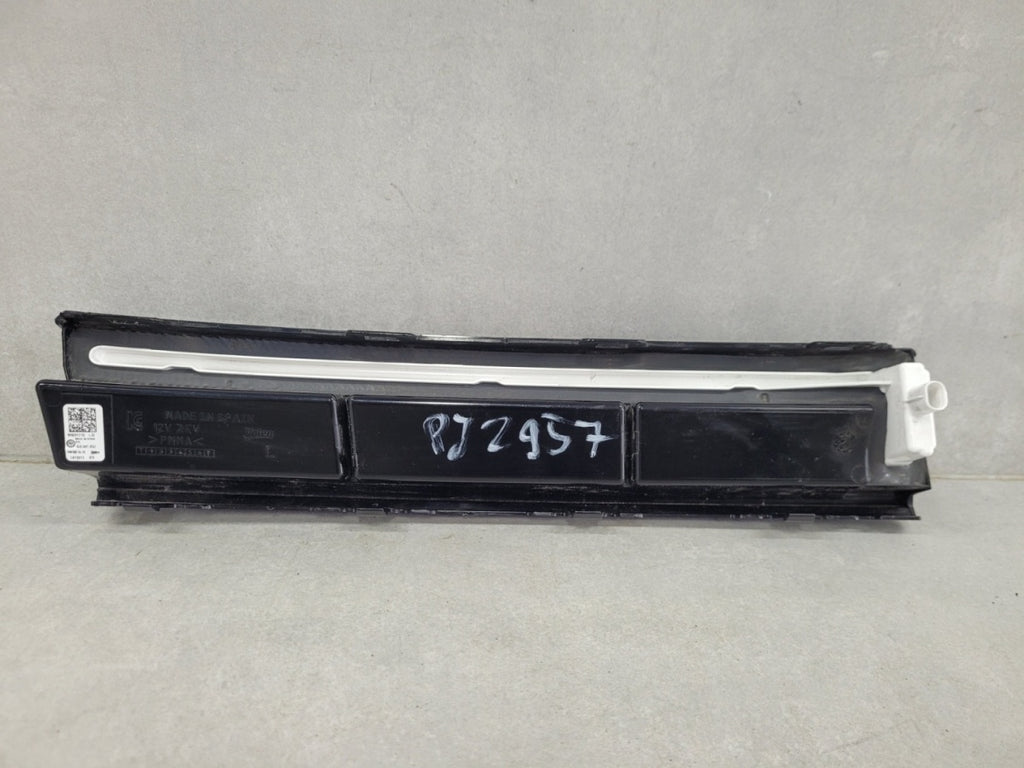 Maska (grill) Kratka Led DRL atrapy a lijeva prednja Volkswagen VW Passat B9 3J0 24-