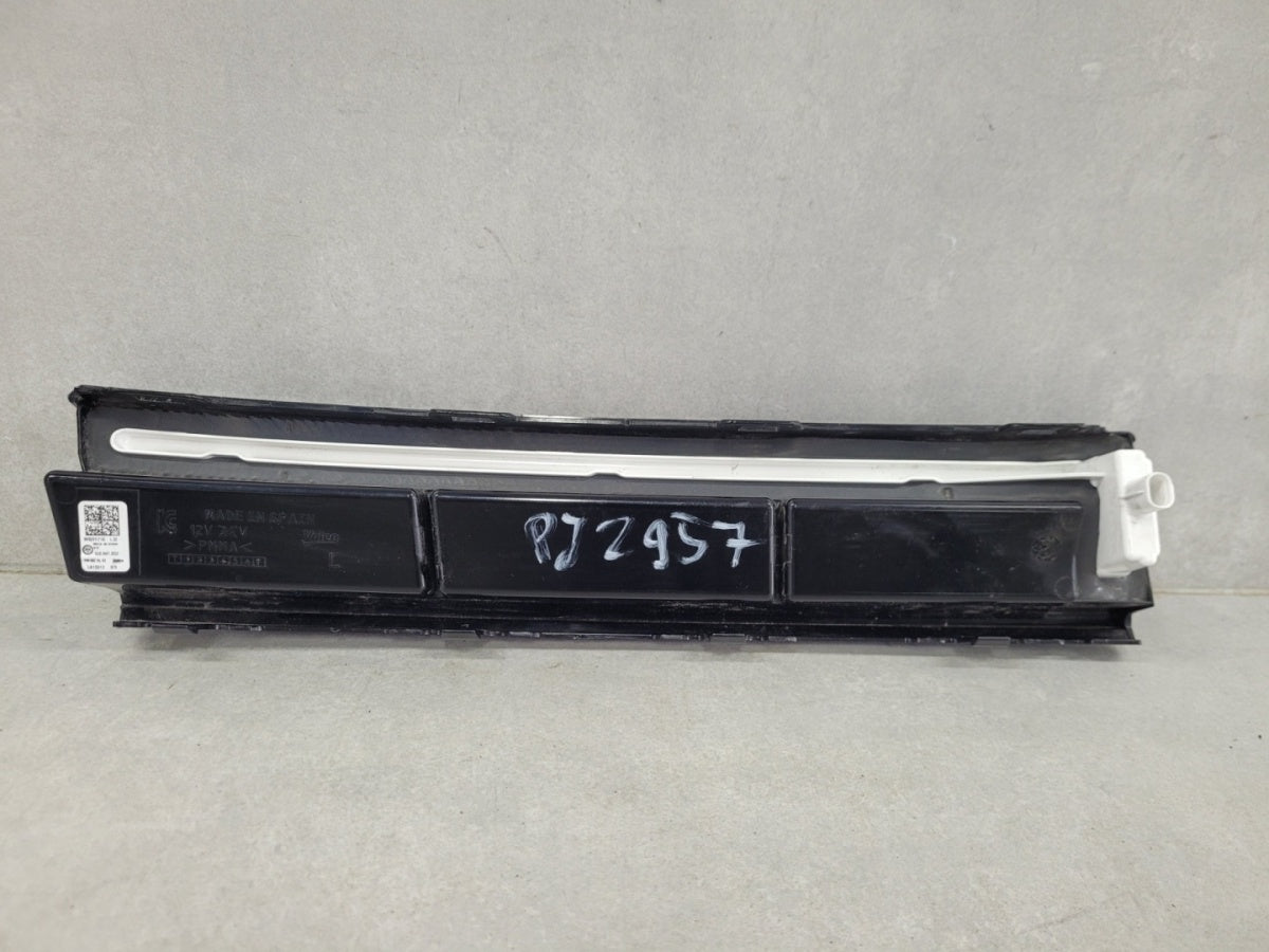 Maska (grill) Kratka Led DRL atrapy a lijeva prednja Volkswagen VW Passat B9 3J0 24-