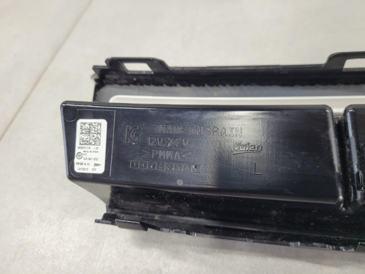 Maska (grill) Kratka Led DRL atrapy a lijeva prednja Volkswagen VW Passat B9 3J0 24-