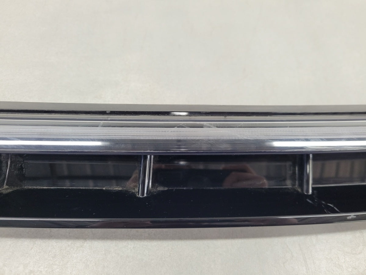 Maska (grill) Kratka Led DRL atrapy a lijeva prednja Volkswagen VW Passat B9 3J0 24-