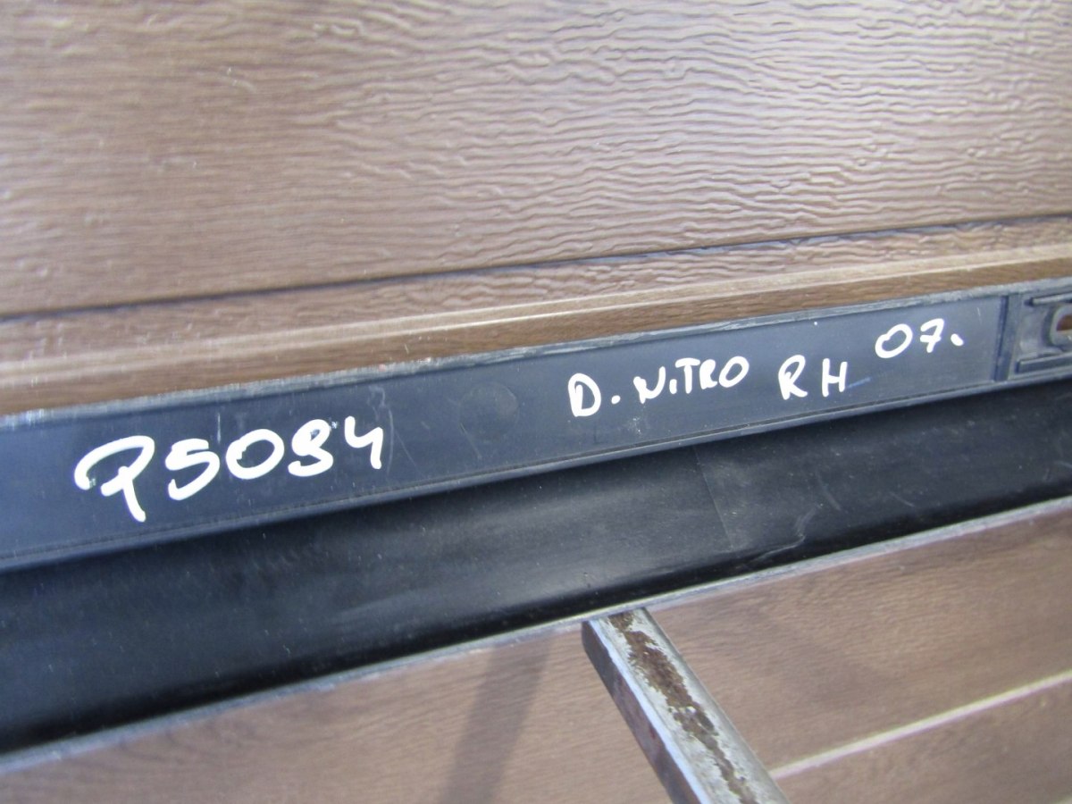 lajsna dachowa desni reling Dodge Nitro 06-11