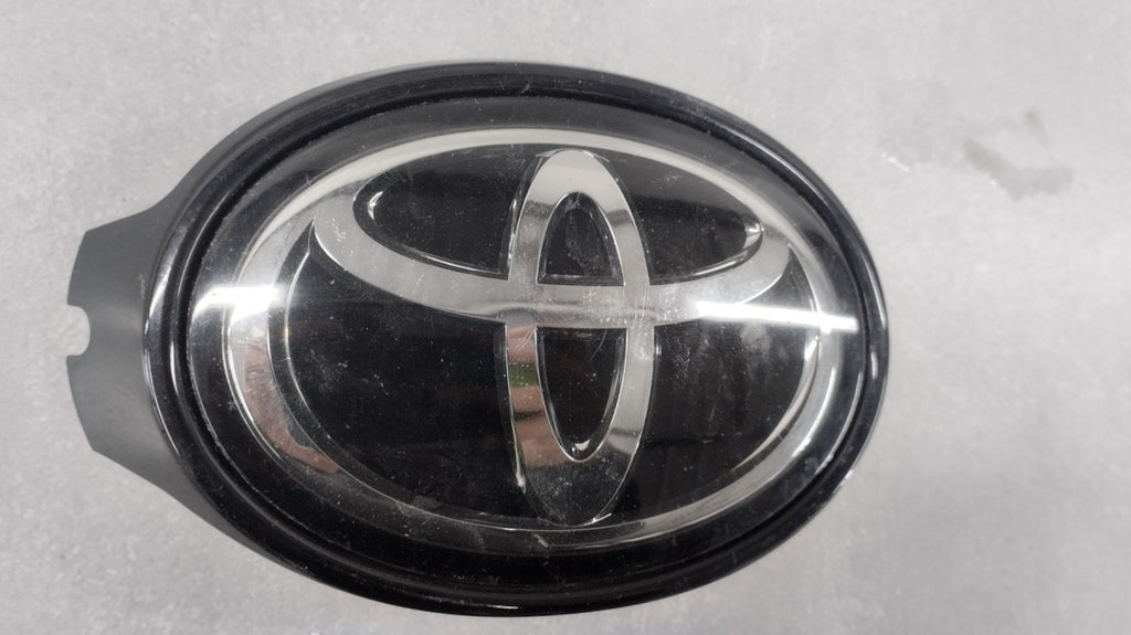 Maska (grill) Znaczek emblemat logo pod radar prednja TOYOTA Corolla E21 2018-