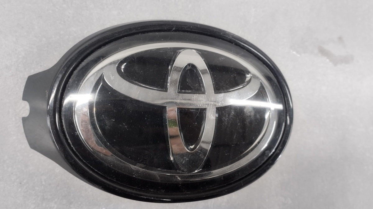 Maska (grill) Znaczek emblemat logo pod radar prednja TOYOTA Corolla E21 2018-