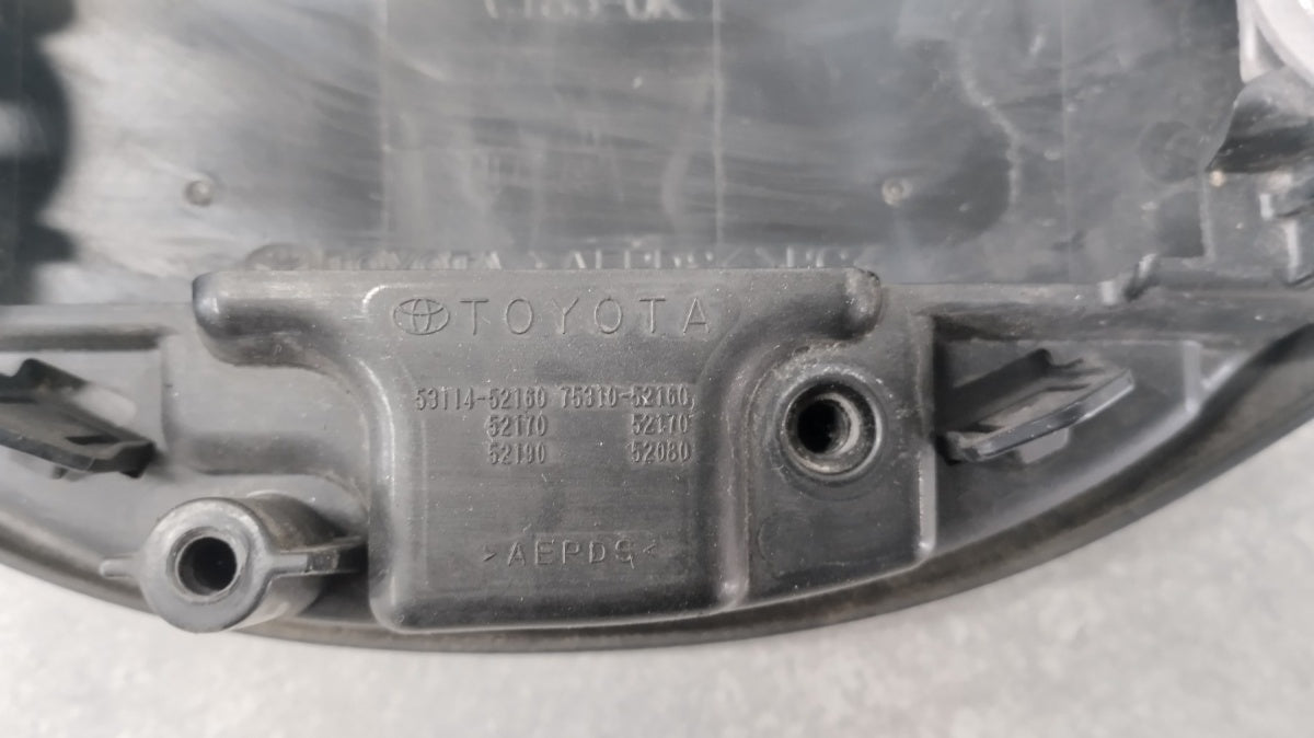 Maska (grill) Znaczek emblemat logo pod radar prednja TOYOTA Corolla E21 2018-
