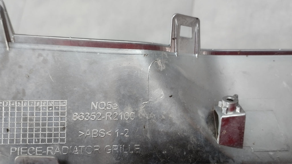 Maska (grill) lajsna hrom ATRAPY A prednja KIA SPORTAGE V 5 2021- OEM 86352-R2100 NQ5