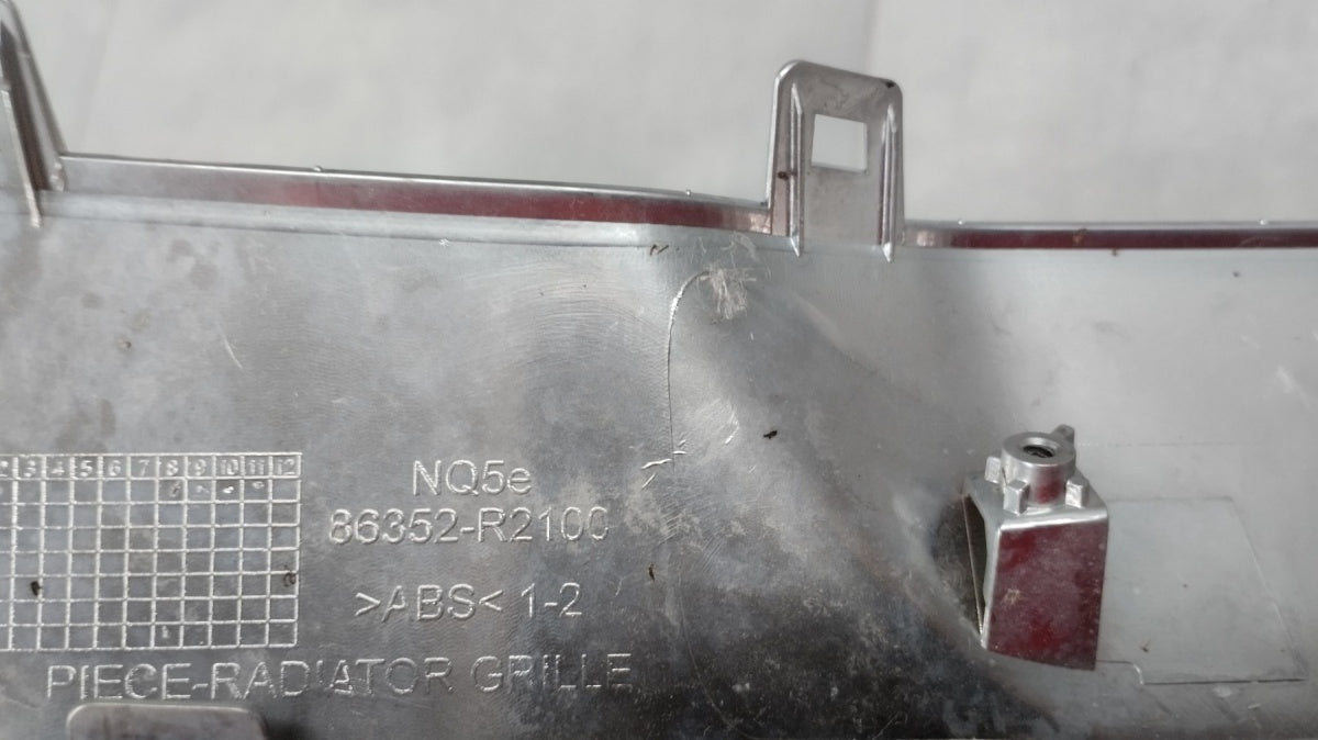 Maska (grill) lajsna hrom ATRAPY A prednja KIA SPORTAGE V 5 2021- OEM 86352-R2100 NQ5