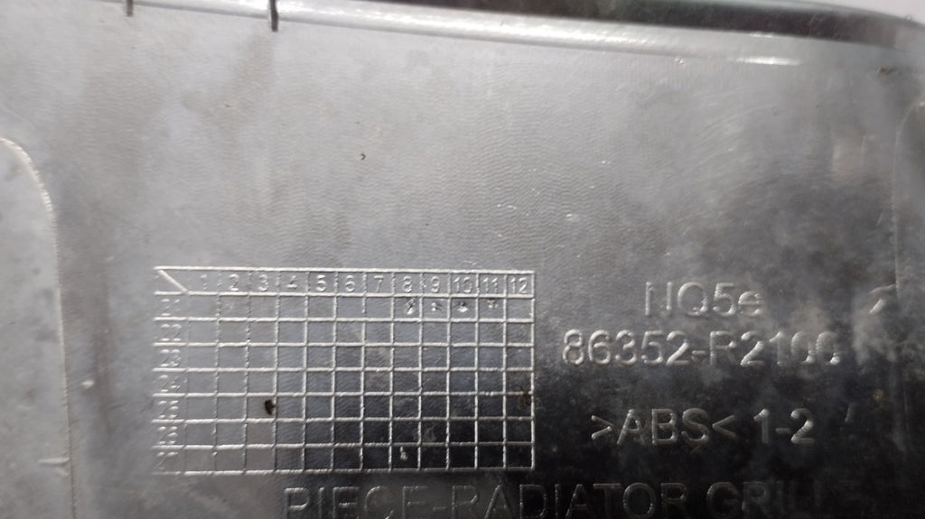 Maska (grill) lajsna hrom ATRAPY A prednja KIA SPORTAGE V 5 2021- OEM 86352-R2100 NQ5