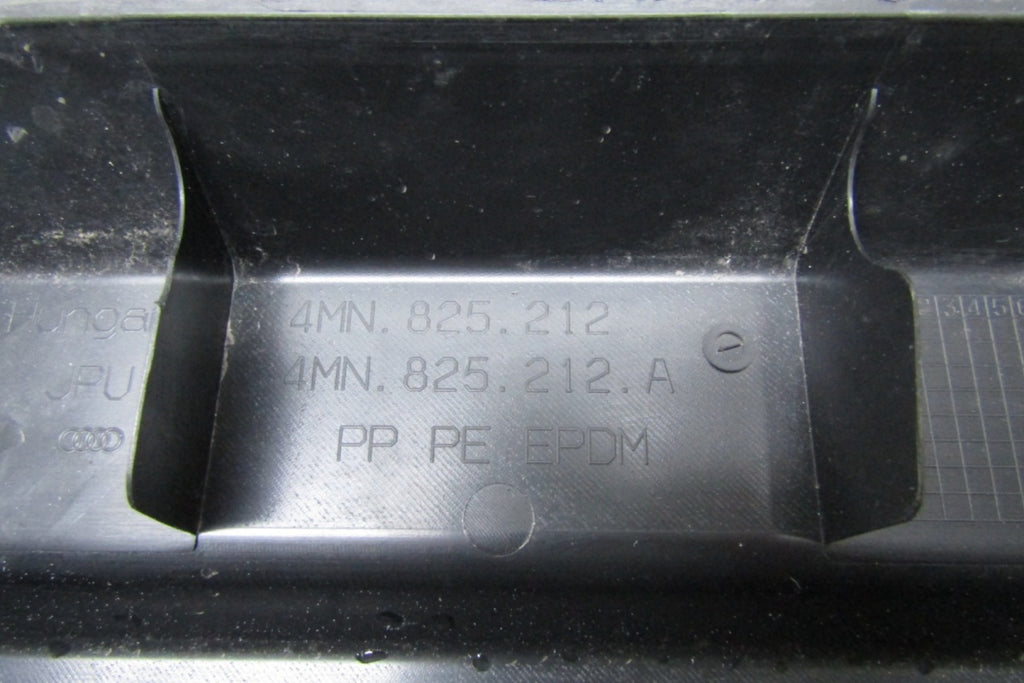 Lajsna praga Audi Q8 4MN825212 lift 24- 4MN