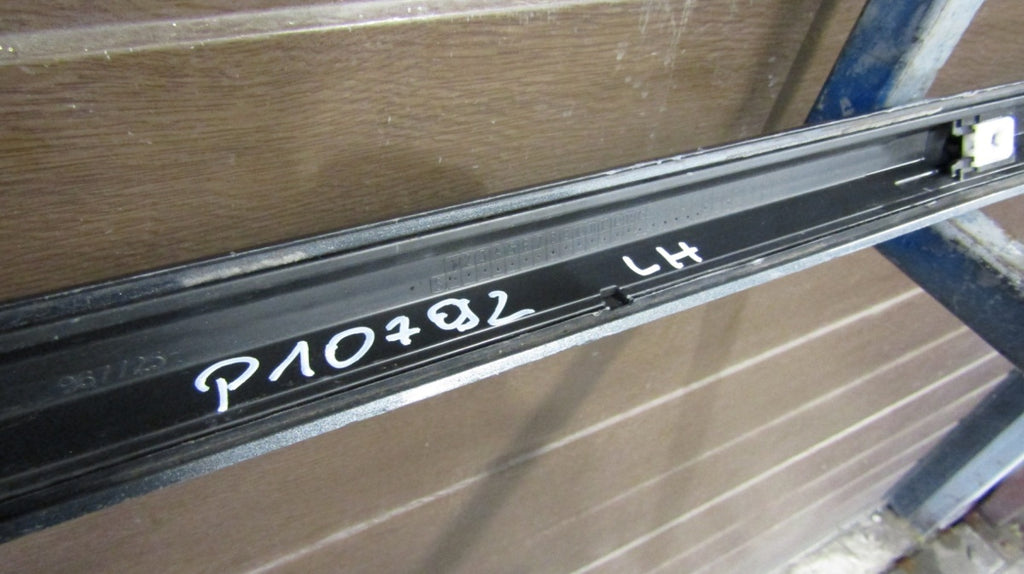 Lajsna praga lijeva Audi A4 B9 8W0 S-Line 19 Lift
