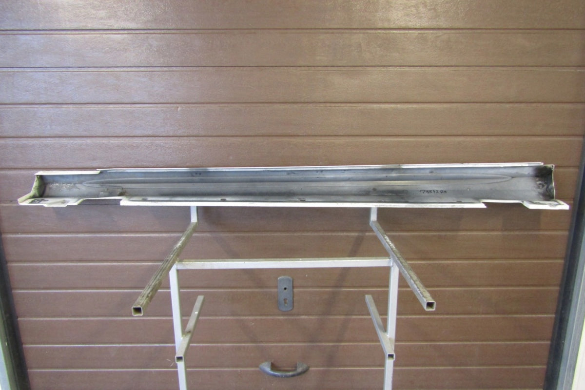 Lajsna praga desna Mercedes E 212 AMG Lift 12-