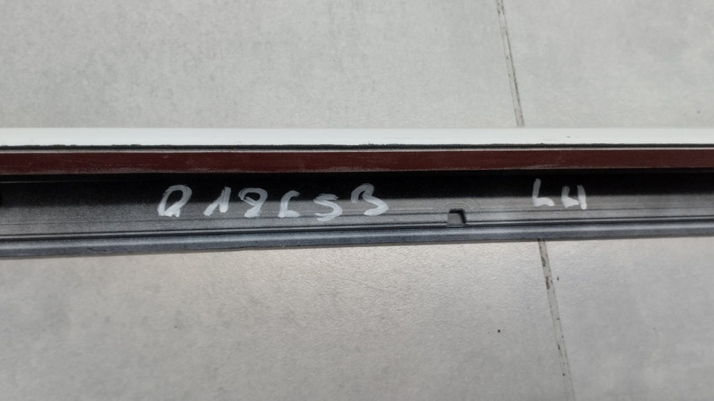 Lajsna praga lijevi Audi A4 B9 8W0 S-Line 19- Lift kombi sedan