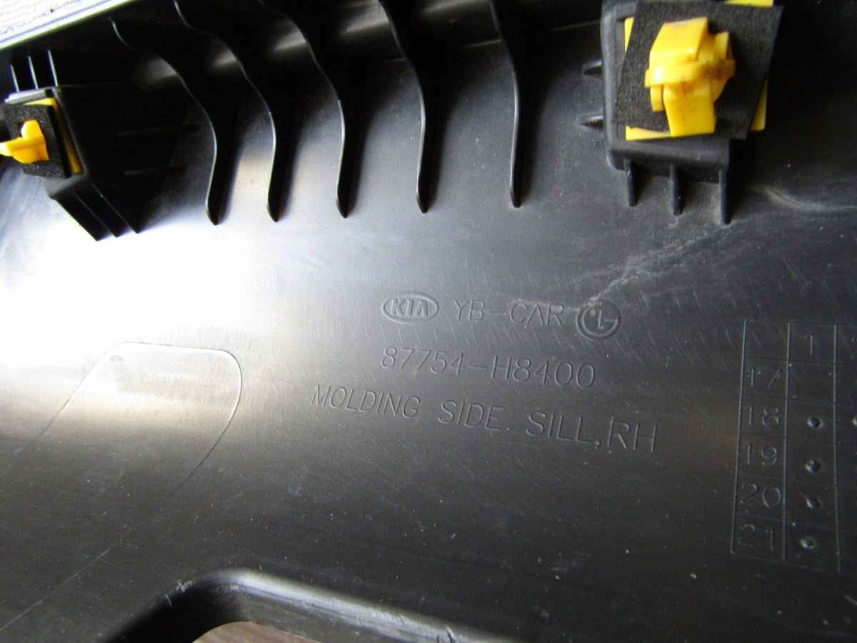 Lajsna praga desna KIA STONIC 17- 87754 h8400