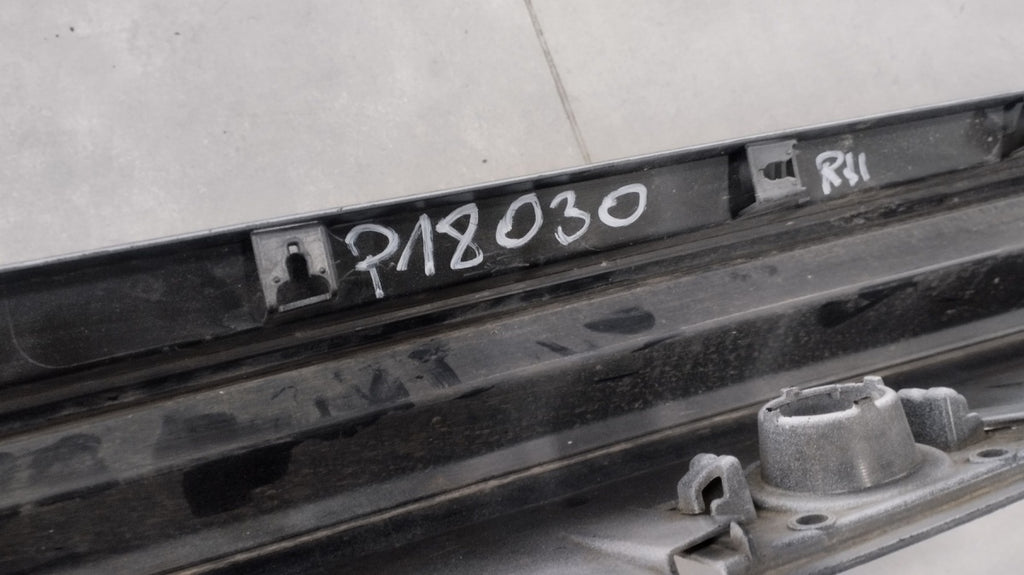 Lajsna praga desni Toyota Corolla XII kombi E21