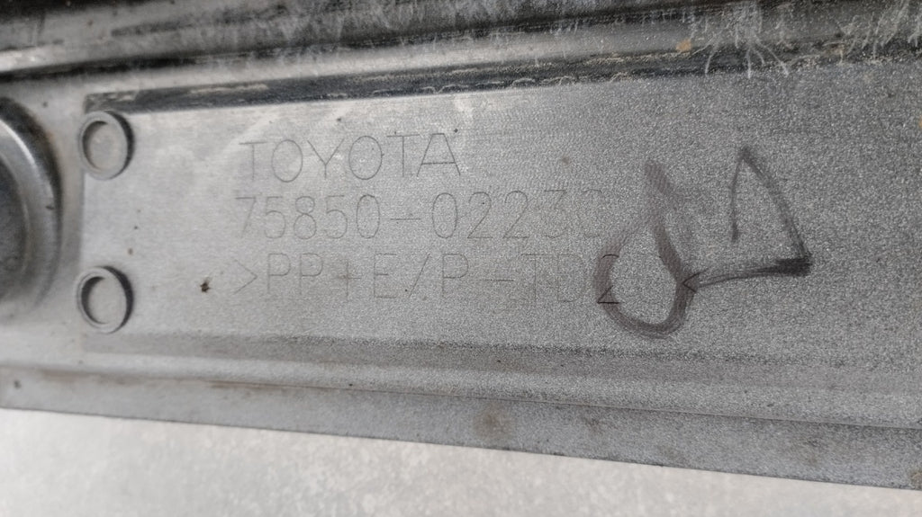 Lajsna praga desni Toyota Corolla XII sedan E21 18-