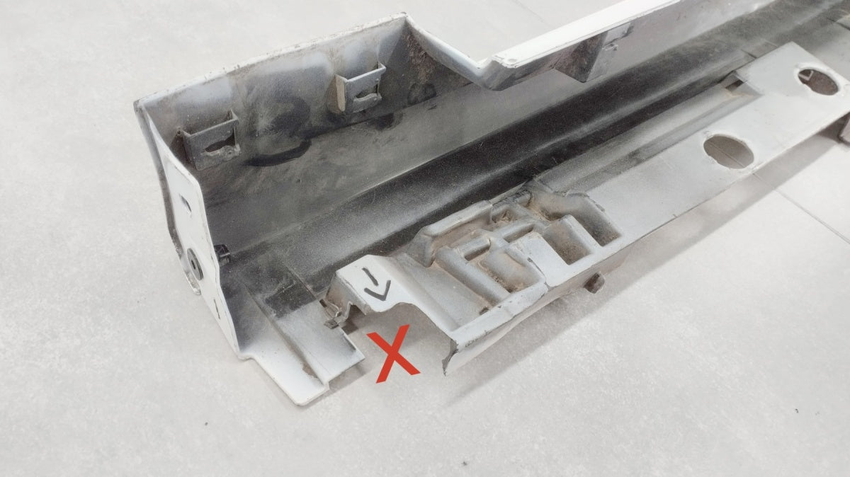 Lajsna praga desni Toyota Corolla XII sedan E21 18-
