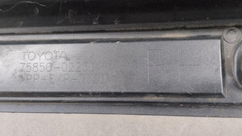 Lajsna praga desni Toyota Corolla XII sedan E21 18-