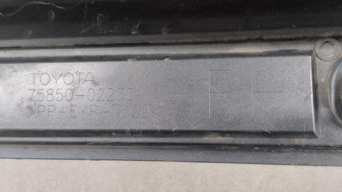 Lajsna praga desni Toyota Corolla XII sedan E21 18-