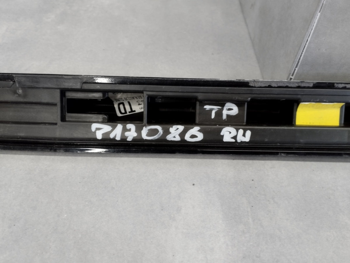 Lajsna praga desni Audi A1 S line 82A 17- S1
