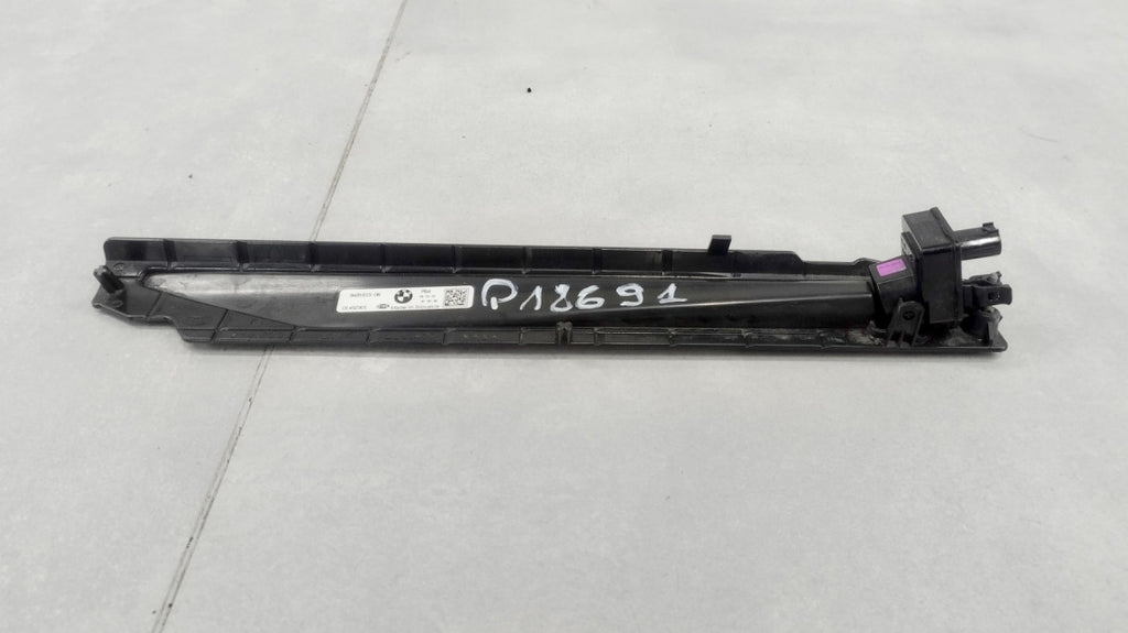 Slizg nosač Lampki praga LH + LED lijevi lajsne progowej BMW G22 G23 G24