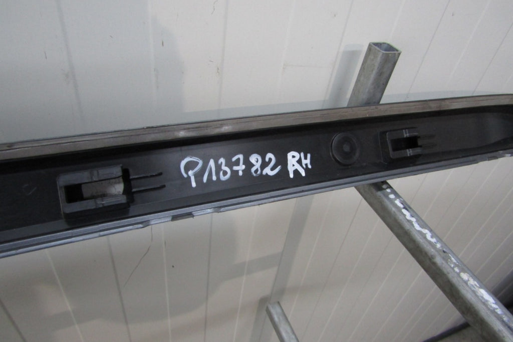 Lajsna praga desna Audi A3 8Y0 S Line 20- S3