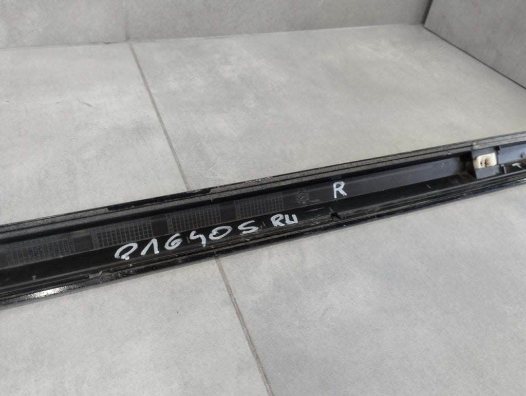 Lajsna praga desni Audi A4 B9 8W0 S-Line 15-19 sedan kombi