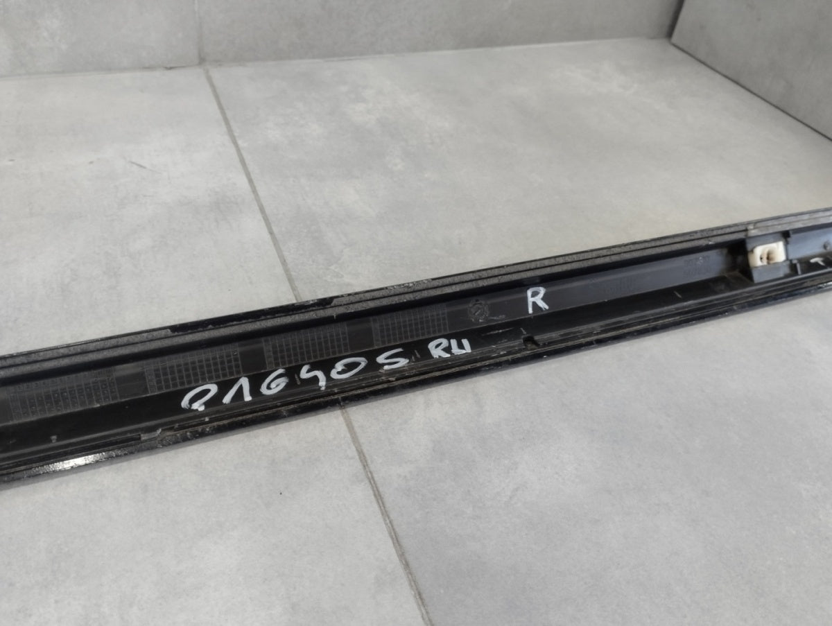 Lajsna praga desni Audi A4 B9 8W0 S-Line 15-19 sedan kombi