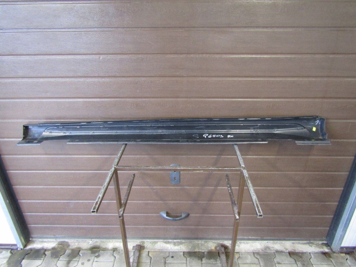 Lajsna praga desna Mercedes 156 GLA AMG 13-