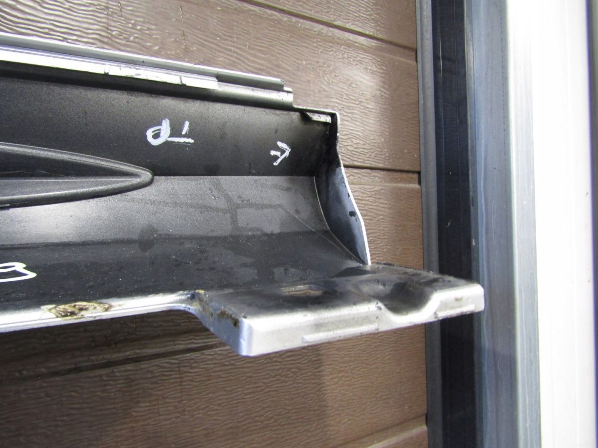 Lajsna praga desna Mercedes E 212 AMG Lift 12-15