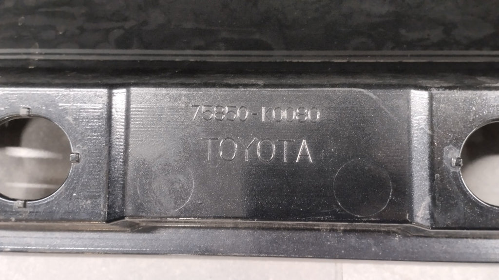 Lajsna praga desni Toyota Yaris 4 IV 20- Mazda 2 22- Hybrid