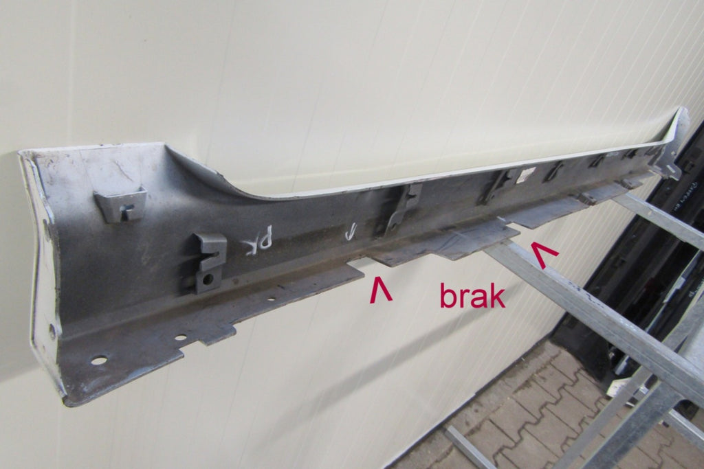 Lajsna praga desna Nissan Leaf II ZE1 17-