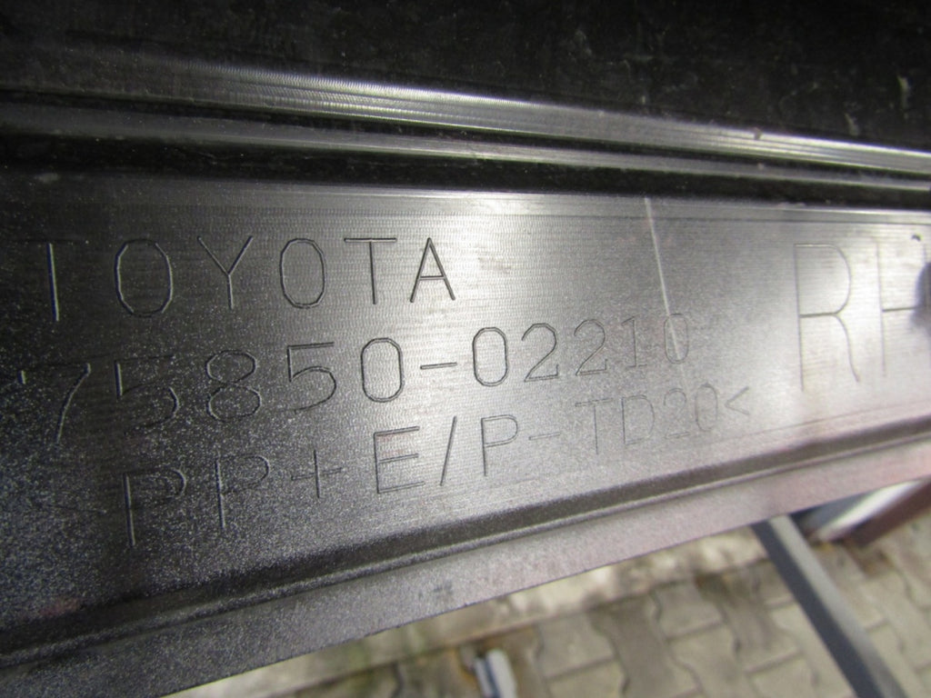 Lajsna praga desna Toyota Corolla XII 18 HB E210