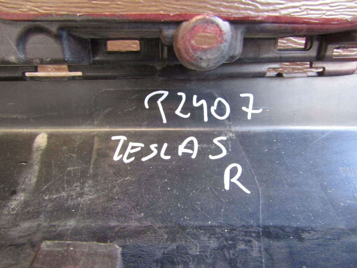 Lajsna praga desna Tesla S na hrom Lift 16-