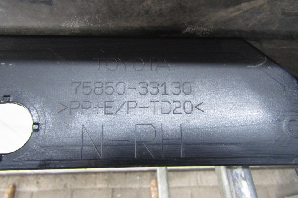Lajsna praga desna Toyota Camry XV70 17- 75850 33130