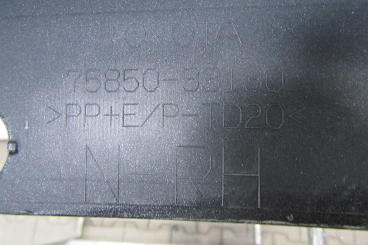 Lajsna praga desni Toyota Camry XV70 17- 75850 33130