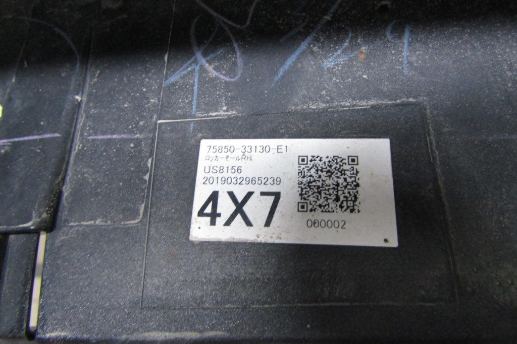 Lajsna praga desni Toyota Camry XV70 17- 75850 33130