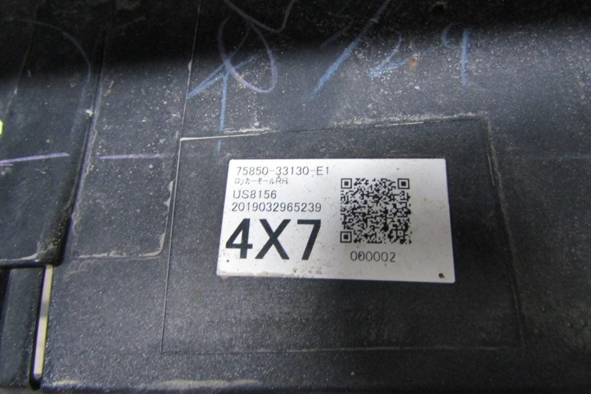 Lajsna praga desni Toyota Camry XV70 17- 75850 33130