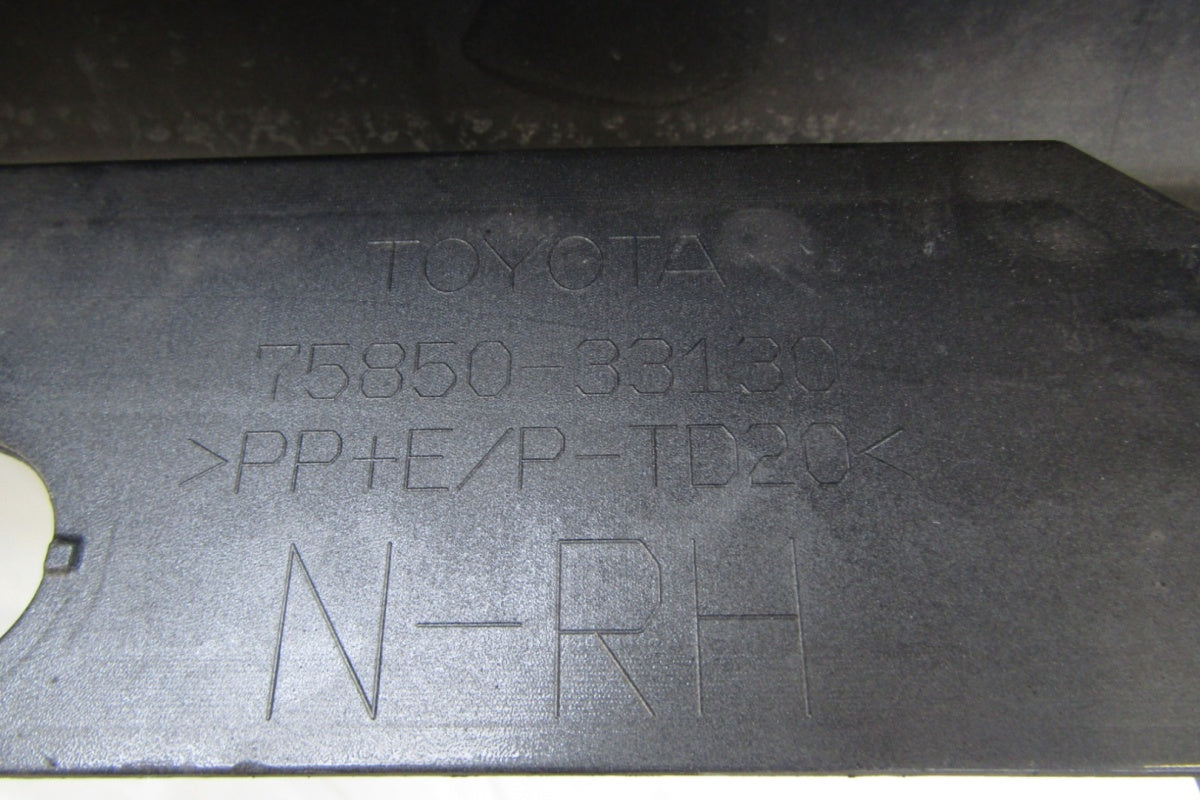 Lajsna praga desna Toyota Camry XV70 17- 75850 33130